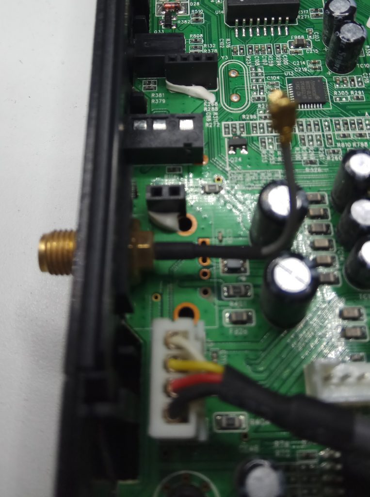 Vista del conector de antena que trae el receptor engel