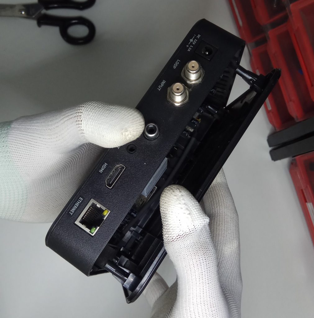 Abriendo la carcasa superior del receptor Engel