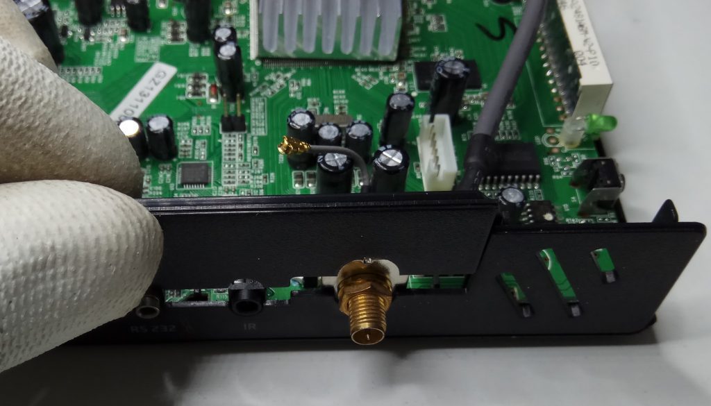 Extracción de la tapeta que fija el conector de antena del receptor engel