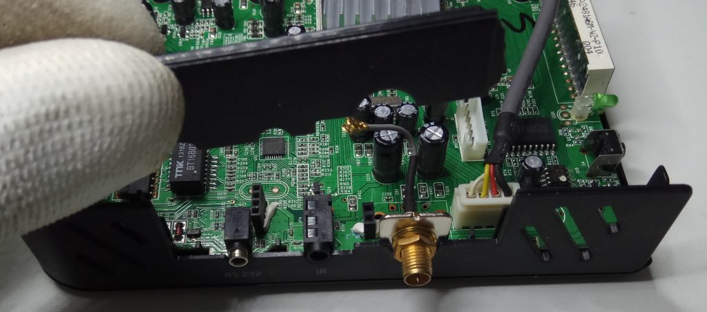Tapeta que fija el conector de antena del receptor engel